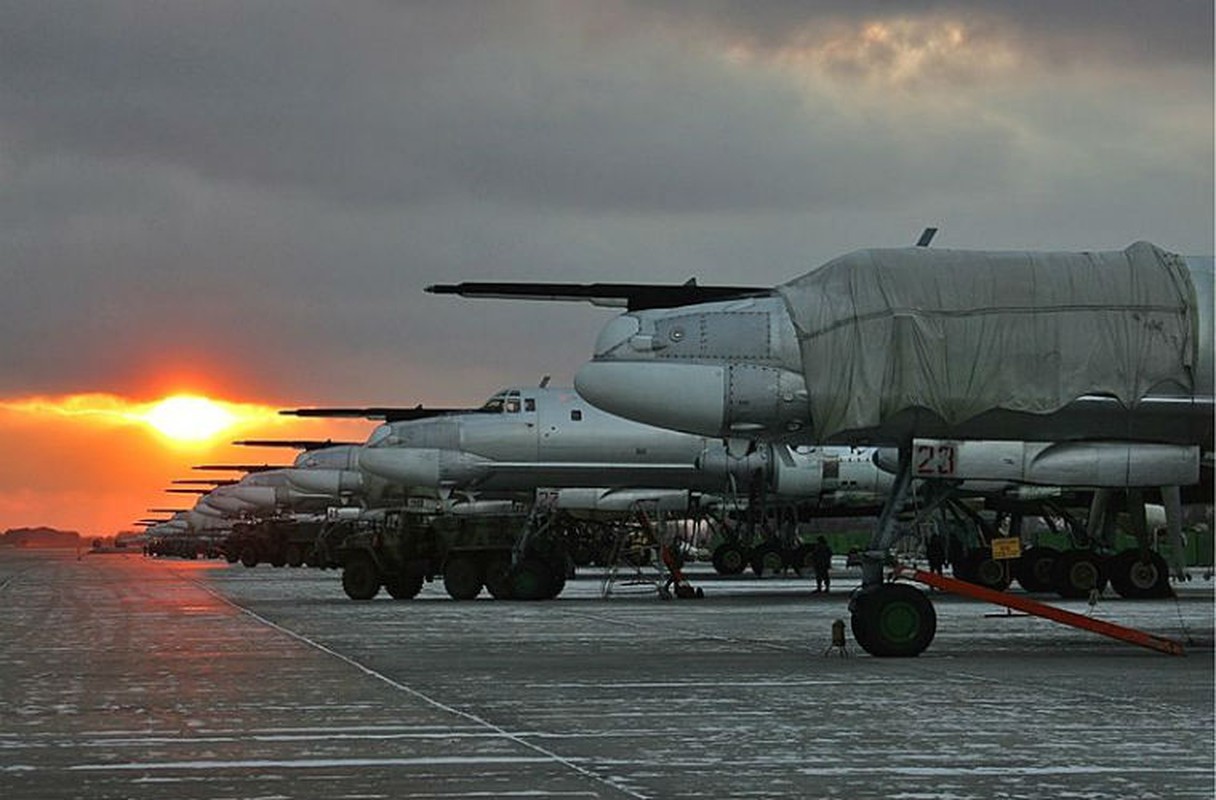 Ky luc cua may bay nem bom Tu-95MS khong kich IS-Hinh-2