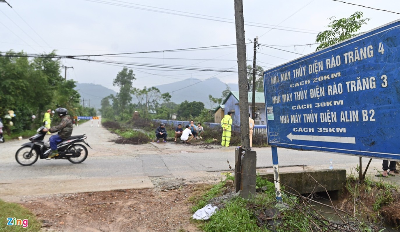 Xe boc thep BTR152, BRDM2 ap sat hien truong sat lo thuy dien Rao Trang 3