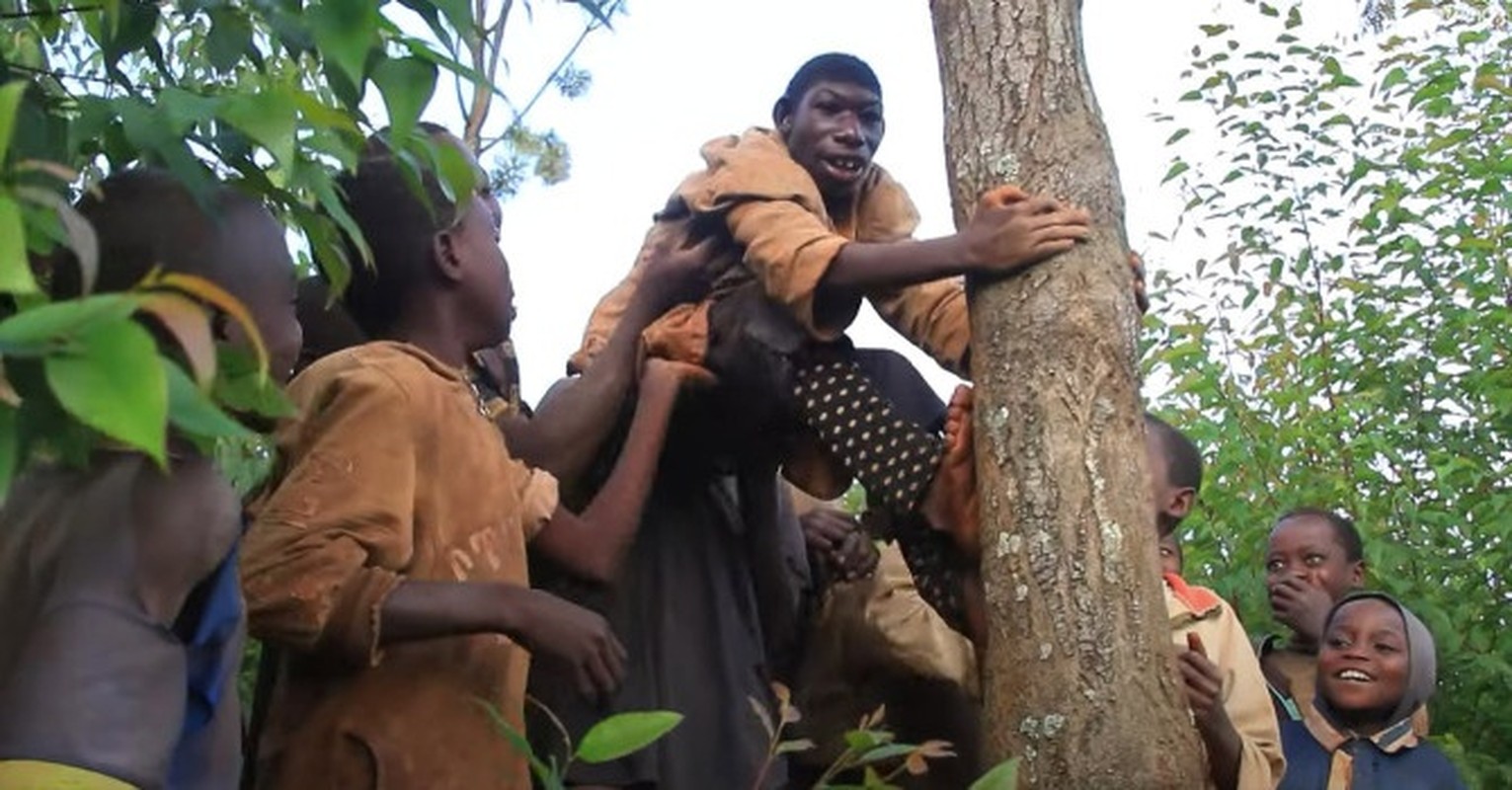 Chang trai khuyet tat chi thich song trong rung o Rwanda-Hinh-3