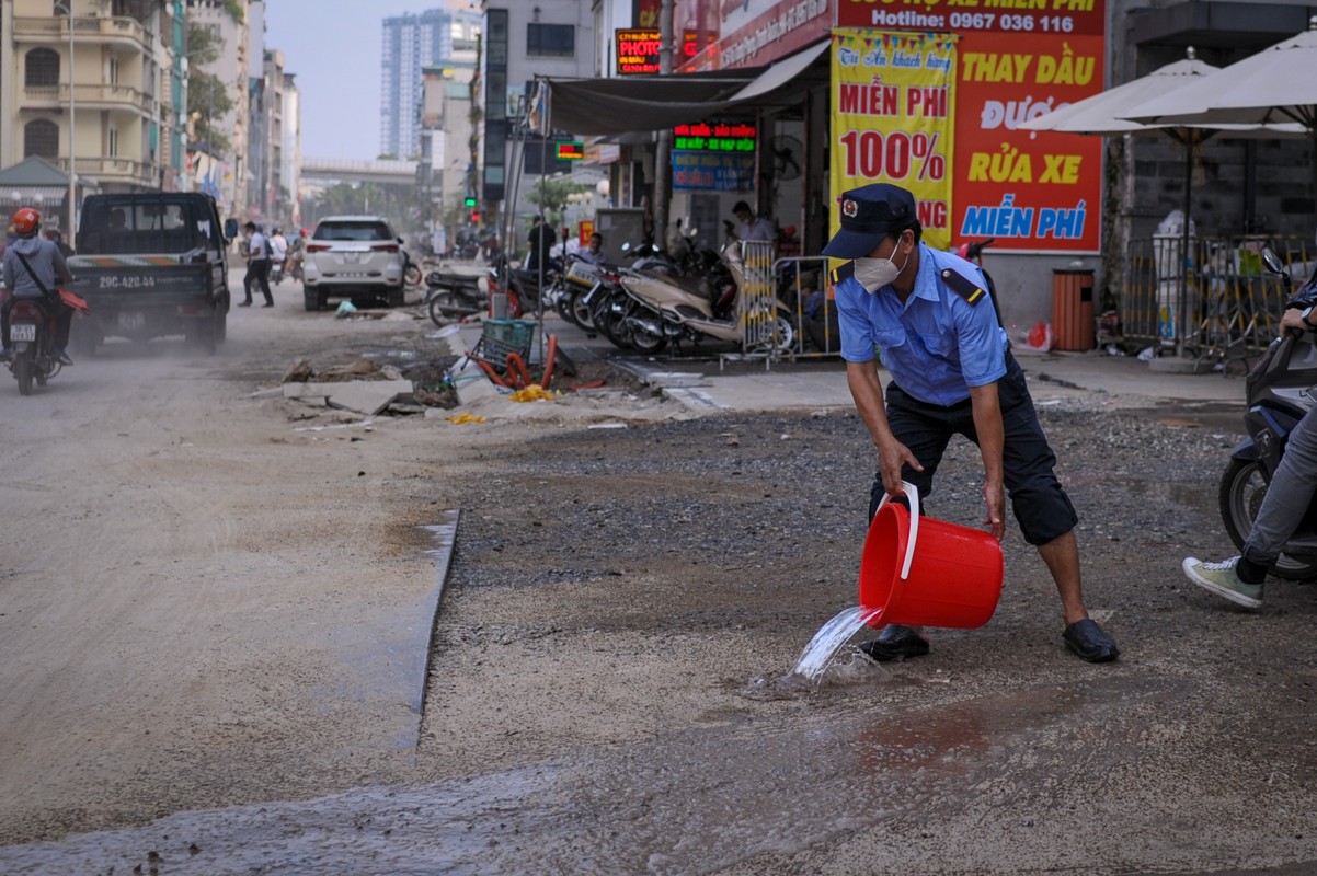 Nhieu nguoi nga nhao khi di qua con duong 360 ty dong o Ha Noi-Hinh-14