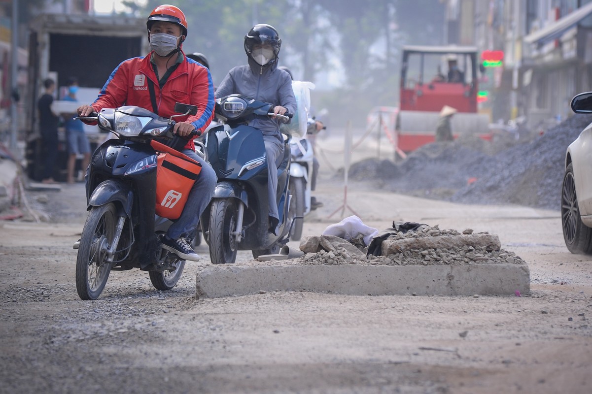 Nhieu nguoi nga nhao khi di qua con duong 360 ty dong o Ha Noi-Hinh-2