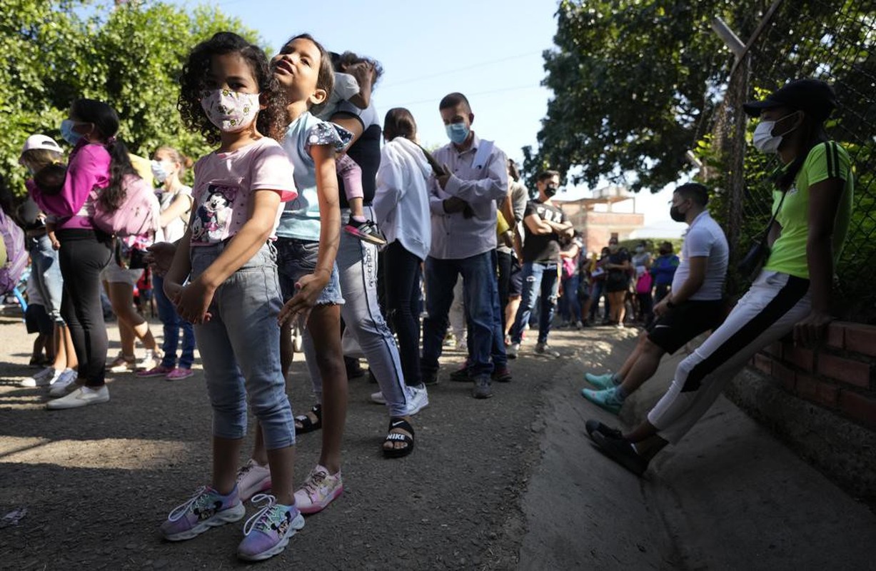 Nguoi Venezuela keo sang Colombia de tiem vaccine Covid-19 mien phi-Hinh-3