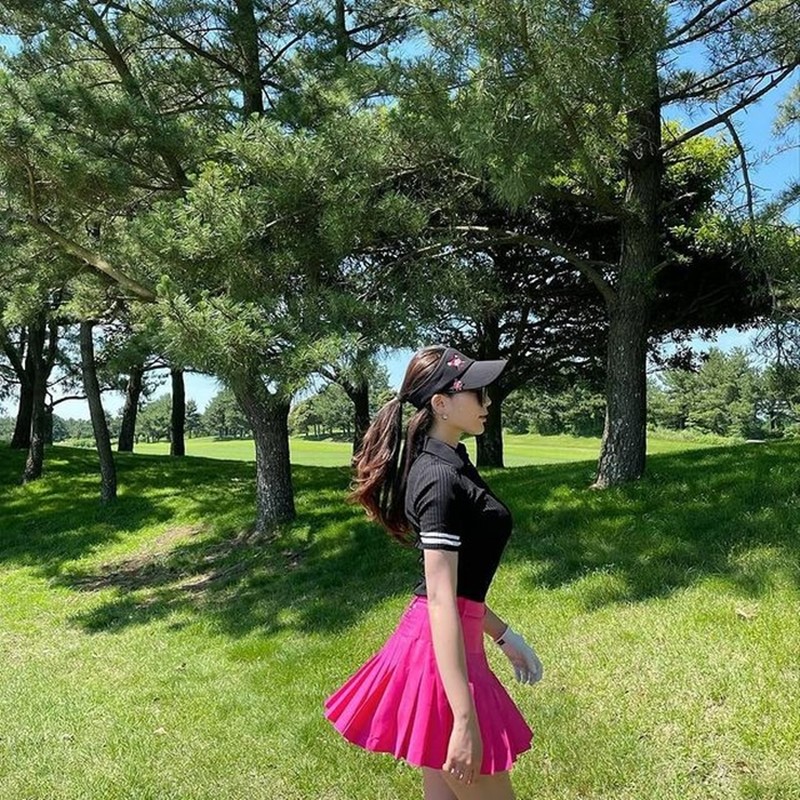 View - 	Khó rời mắt mỹ nhân Hàn Quốc diện váy ngắn đến sân golf