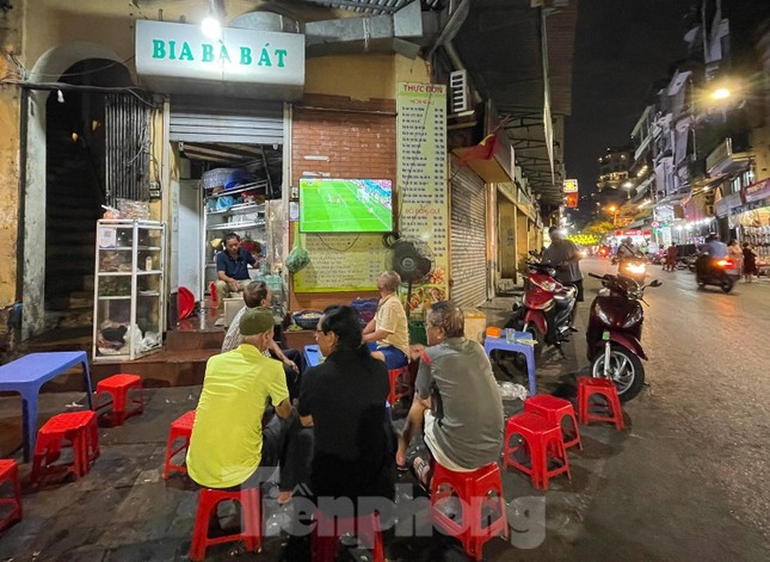 Nguoi dan pho co Ha Noi be tivi ra via he xem World Cup-Hinh-2