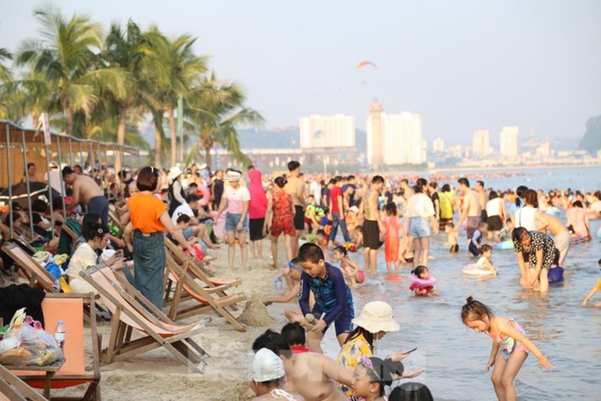 Hang van nguoi do ve bien Bai Chay trong ngay nghi le dau tien-Hinh-5