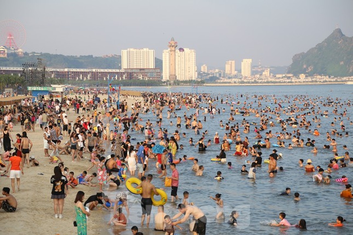 Hang van nguoi do ve bien Bai Chay trong ngay nghi le dau tien-Hinh-6