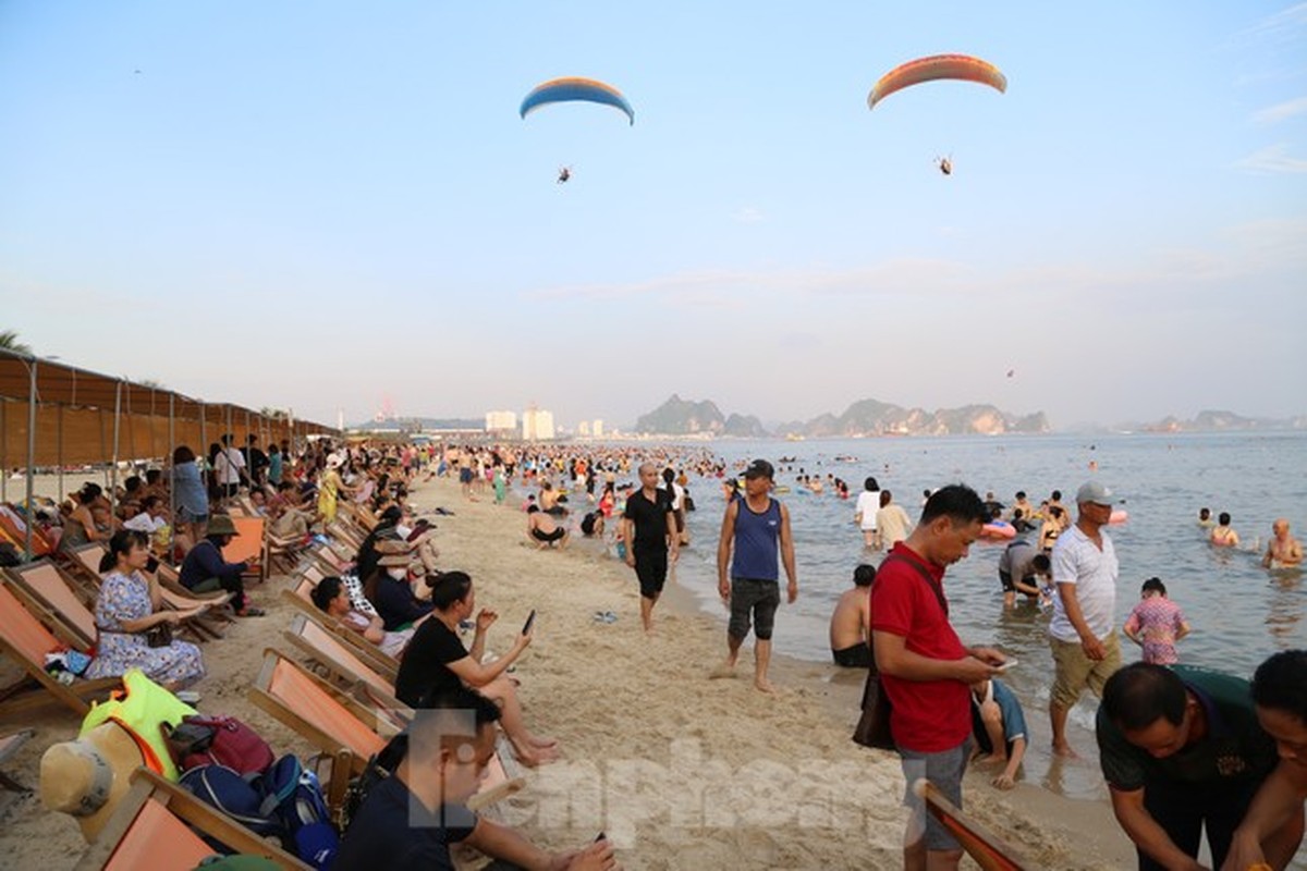 Hang van nguoi do ve bien Bai Chay trong ngay nghi le dau tien-Hinh-9