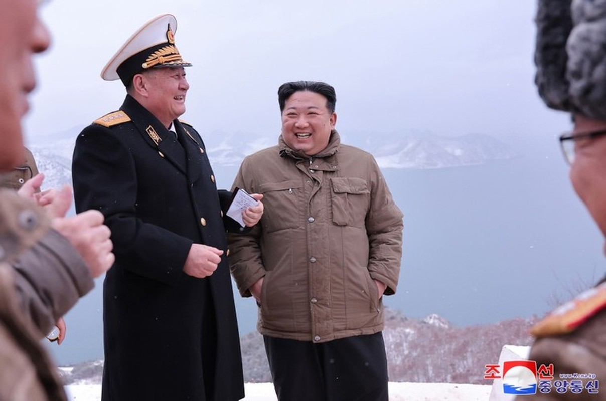 Anh: Ong Kim Jong Un chi dao thu ten lua phong tu tau ngam-Hinh-6