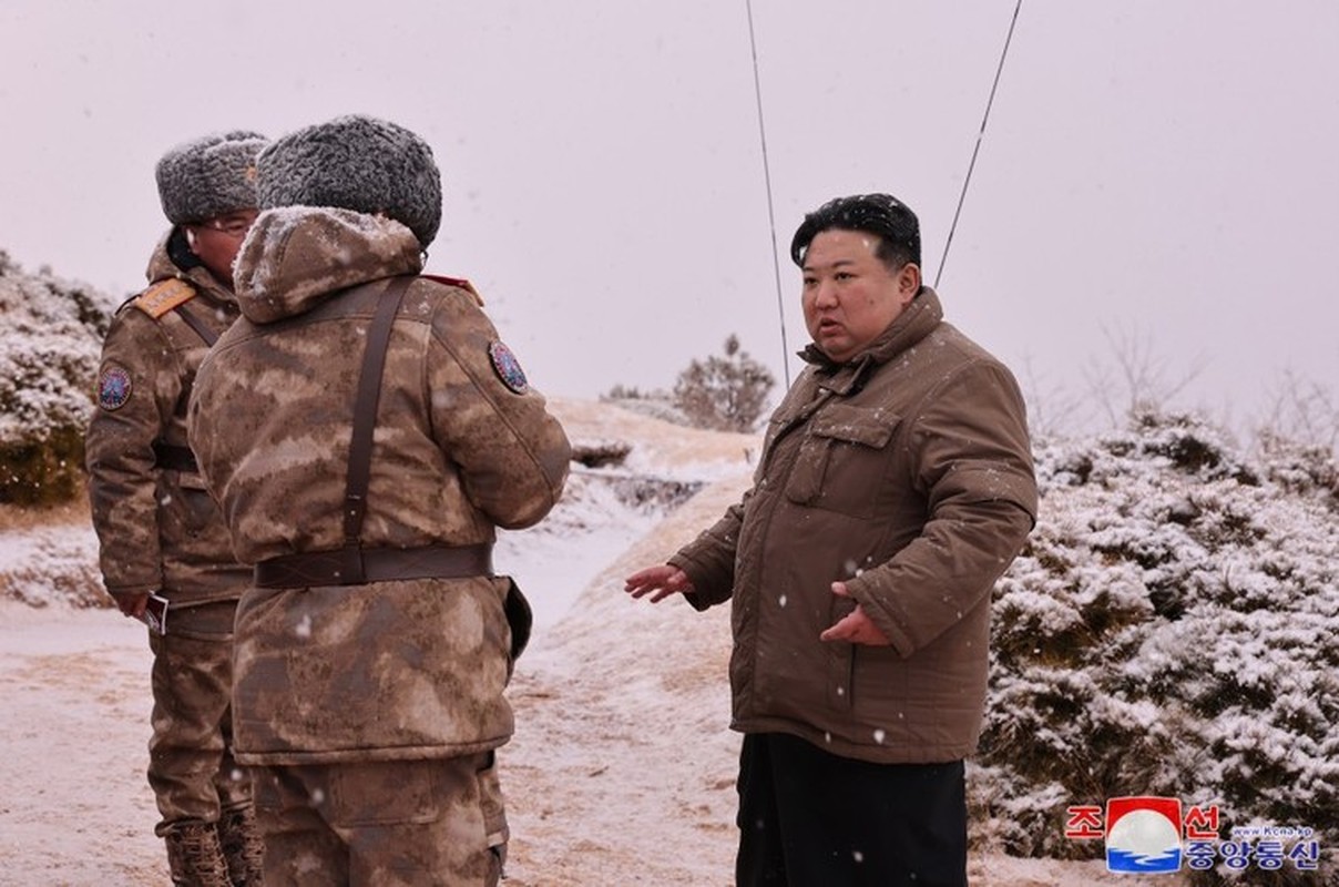 Anh: Ong Kim Jong Un chi dao thu ten lua phong tu tau ngam-Hinh-7