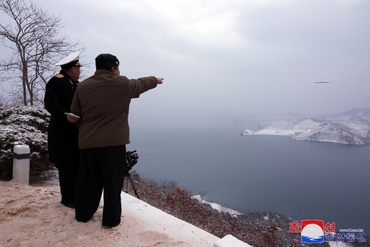 Anh: Ong Kim Jong Un chi dao thu ten lua phong tu tau ngam