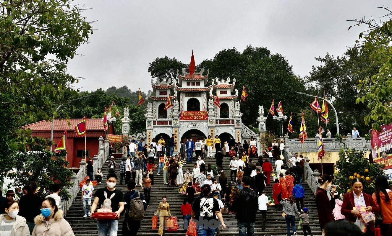 Dong khach “vay tien” ngay via Than tai, Den Ba Chua Kho qua tai