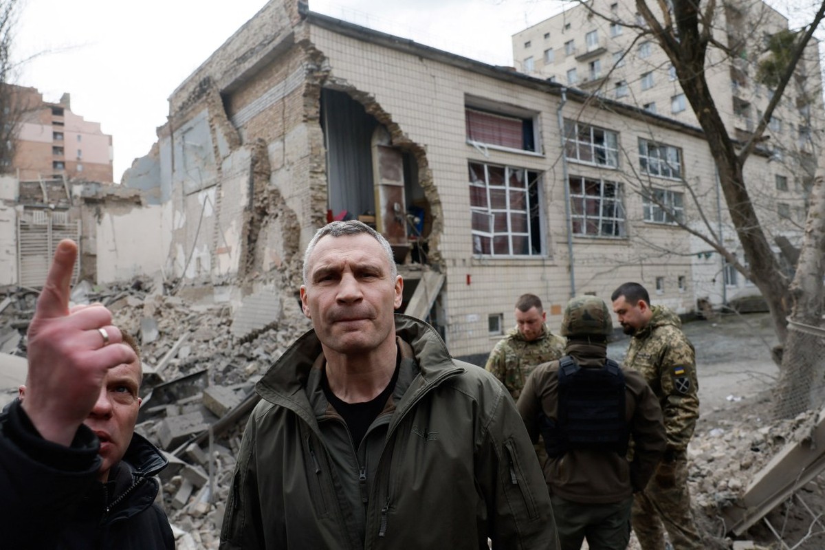 View - 	Cảnh thủ đô Ukraine hoang tàn khi Nga dồn dập oanh kích