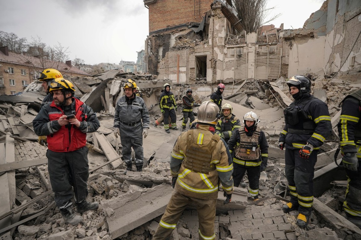 View - 	Cảnh thủ đô Ukraine hoang tàn khi Nga dồn dập oanh kích