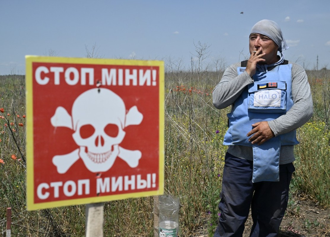 View - 	Cận cảnh rà phá bom mìn ở Ukraine