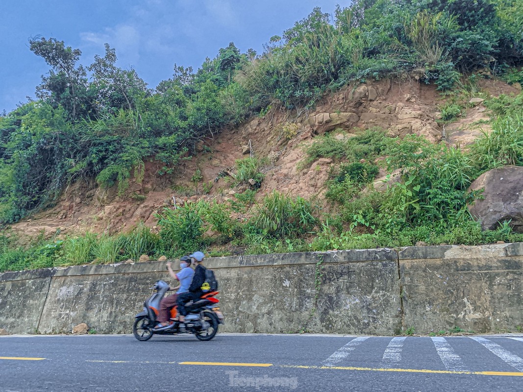 View - 	Cận cảnh những điểm nguy cơ sạt lở cao trên đèo Hải Vân 