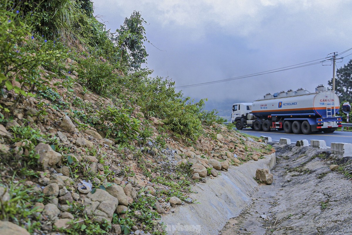 Can canh nhung diem nguy co sat lo cao tren deo Hai Van-Hinh-9