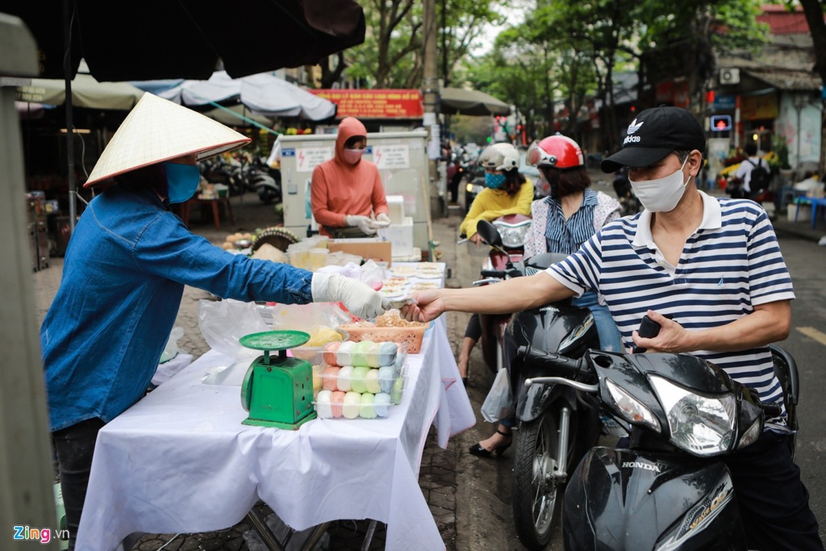 Xep hang dai tran ra duong mua banh troi, banh chay du dang dich-Hinh-9