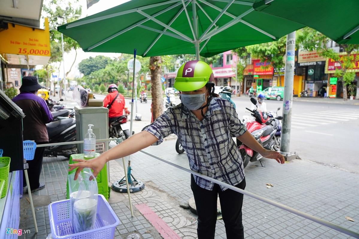 Hang quan o TP.HCM dung can cau thu tien, giao hang de tranh Covid-19-Hinh-6