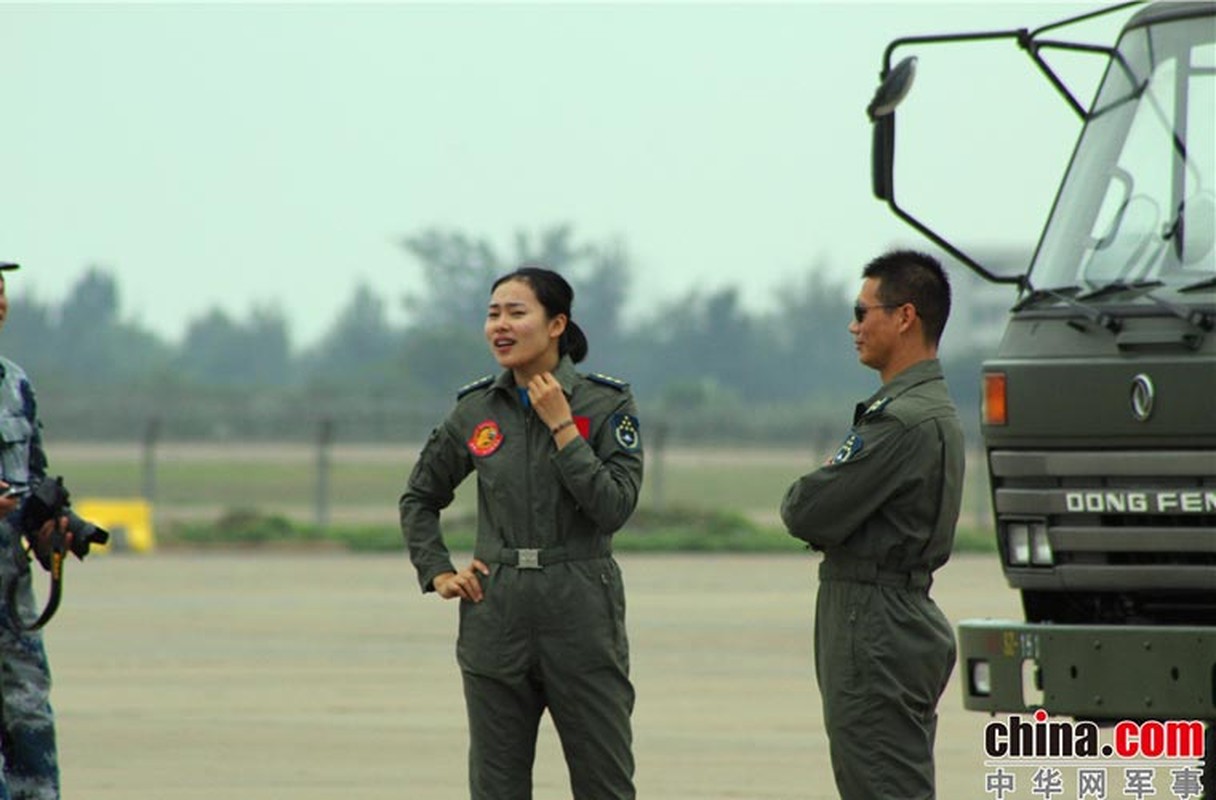 Nu phi cong J-10 Trung Quoc thu hut dam dong-Hinh-2
