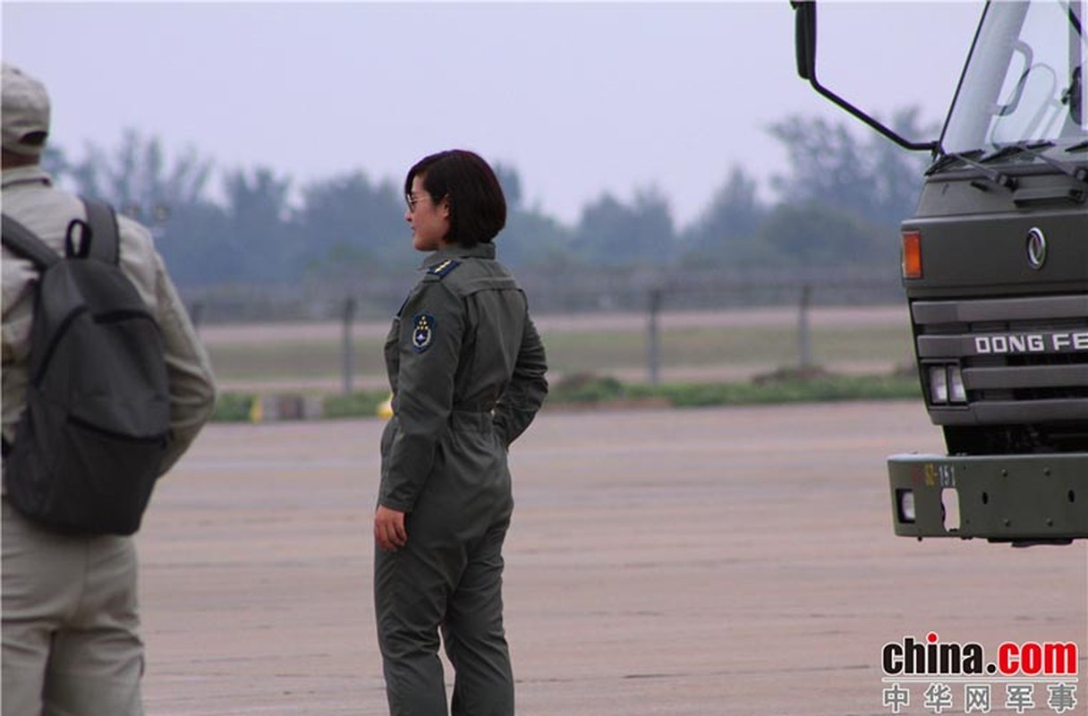 Nu phi cong J-10 Trung Quoc thu hut dam dong-Hinh-9