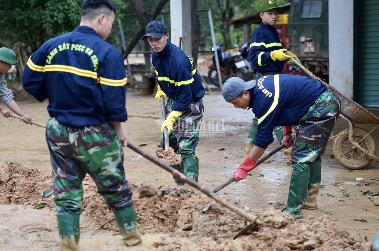 Cong an loi bun giup dan don dep sau lu-Hinh-6