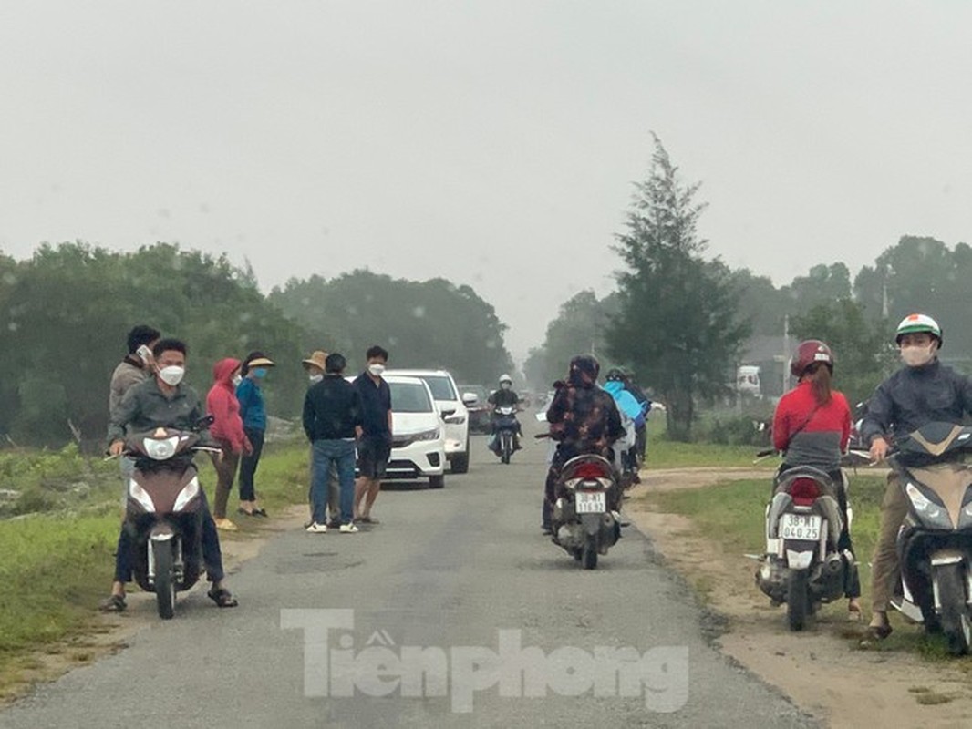 View - 	Choáng cảnh cò ùn ùn đổ về làng chào hàng bán đất như buôn rau