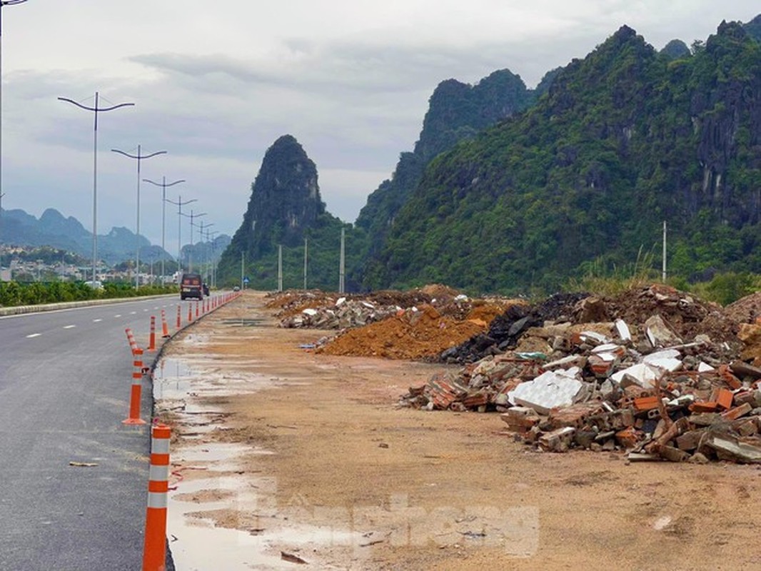 Duong bao bien dep nhat Quang Ninh bien thanh noi do rac xay dung-Hinh-4