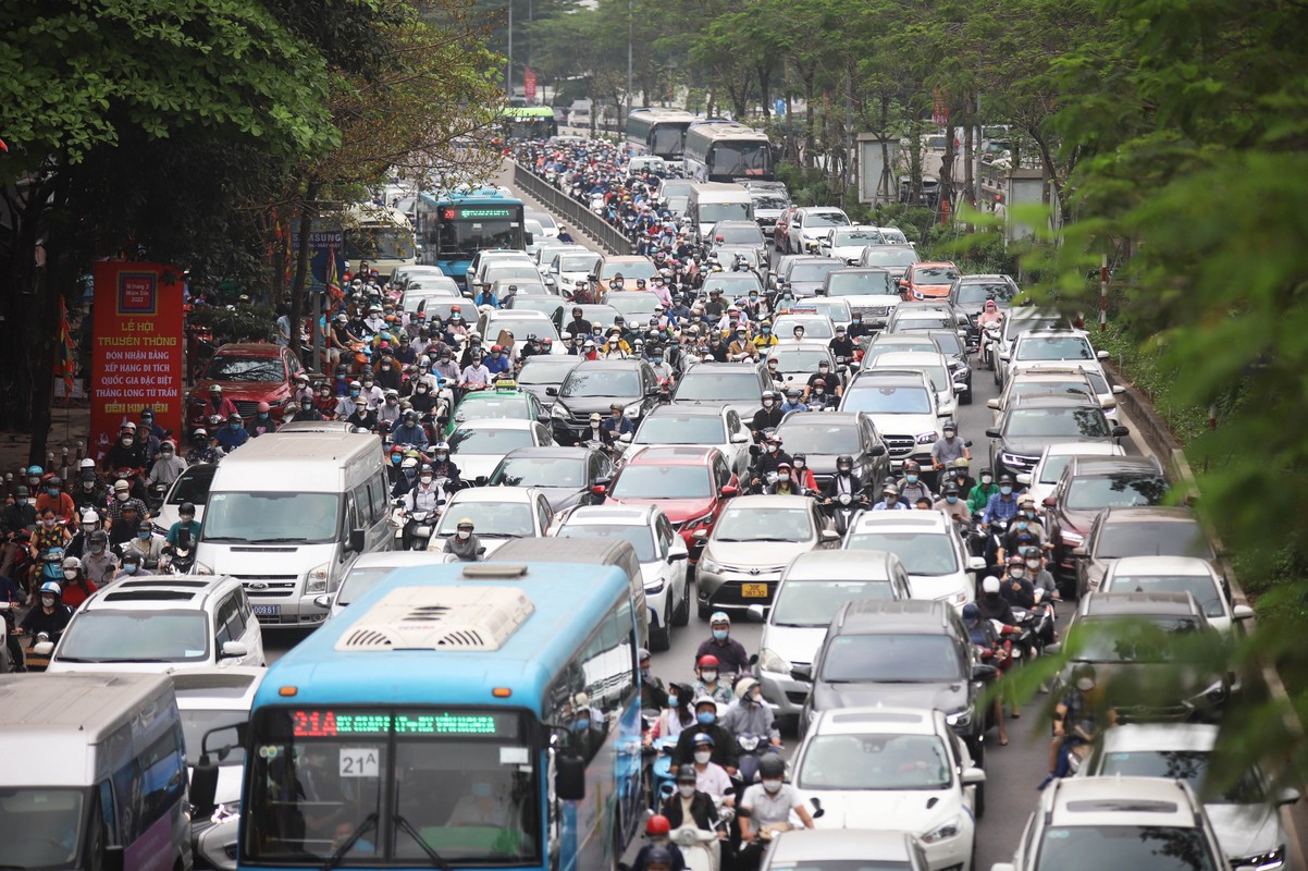 Ha Noi: Phu huynh vat va dua con di hoc vi tac duong-Hinh-2