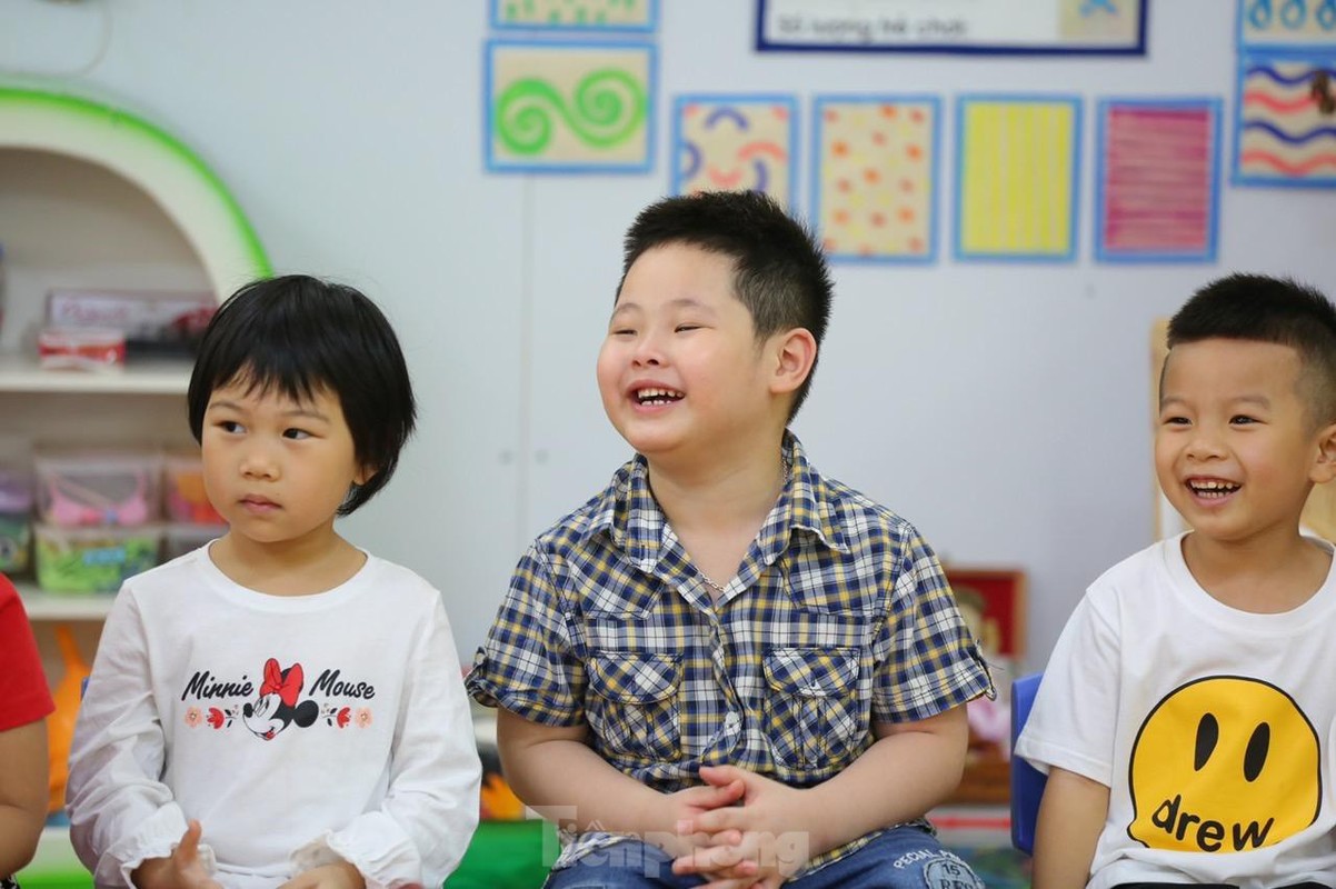 Ngay dau tre mam non Ha Noi tro lai truong: Nguoi khoc meu, nguoi cuoi vui-Hinh-4