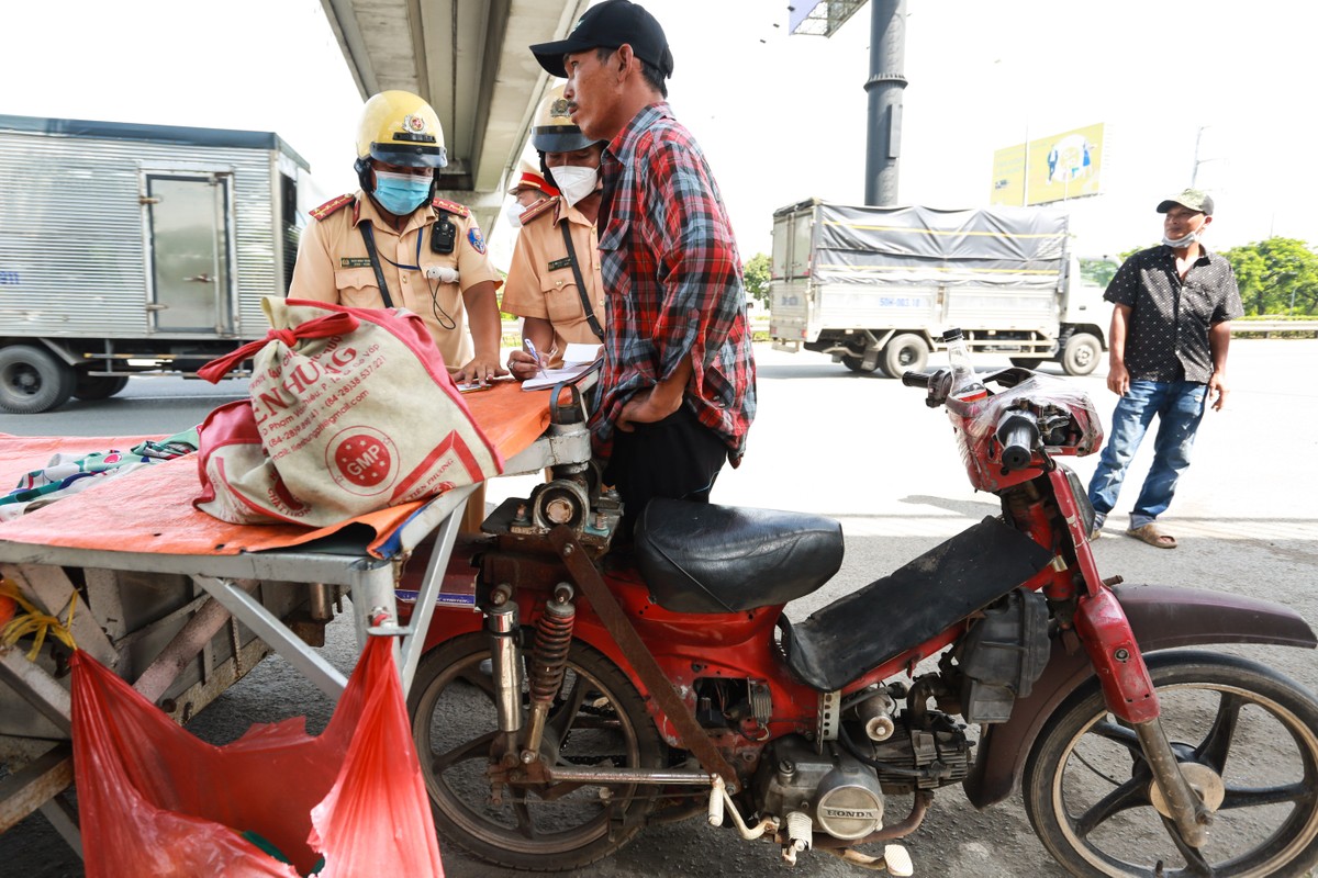 Tai xe 'xe mu' bi CSGT phat tien trieu than 'kho qua, phai lam lieu'-Hinh-5