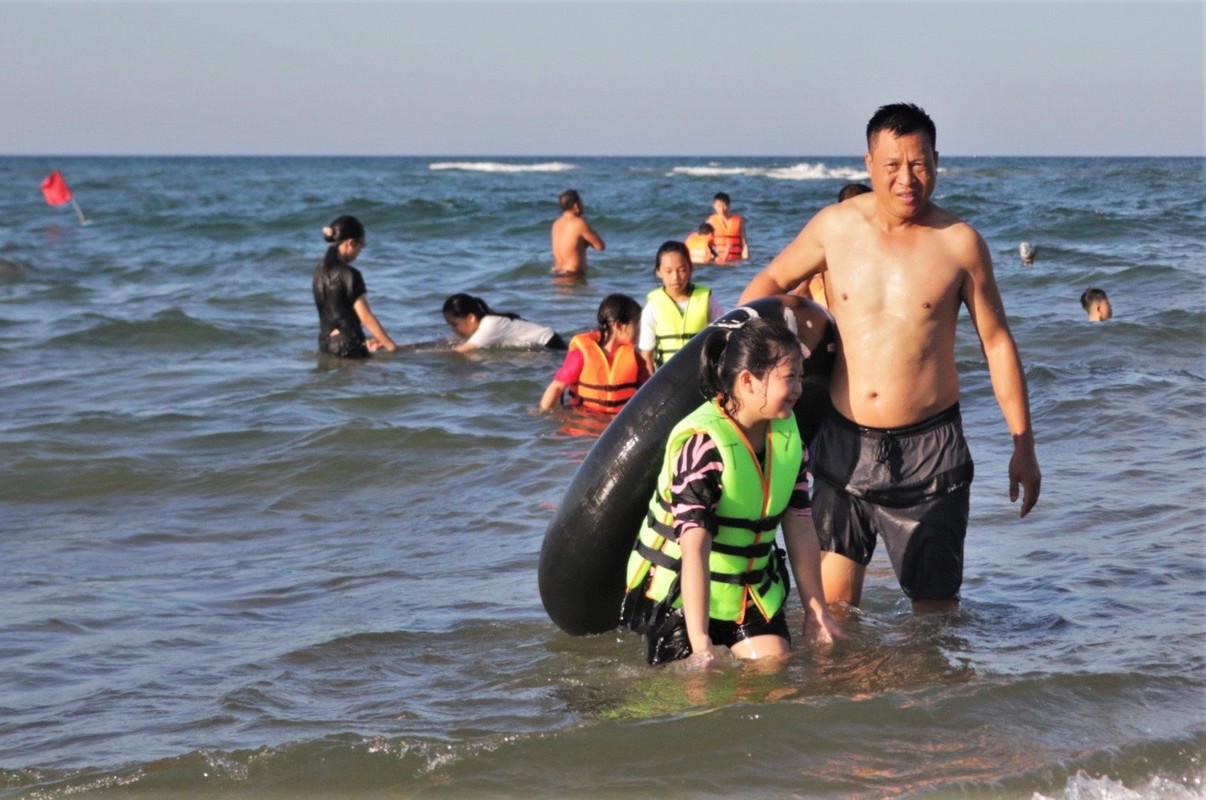 Hang nghin nguoi tam bien giai nhiet giua nang nong gay gat-Hinh-11