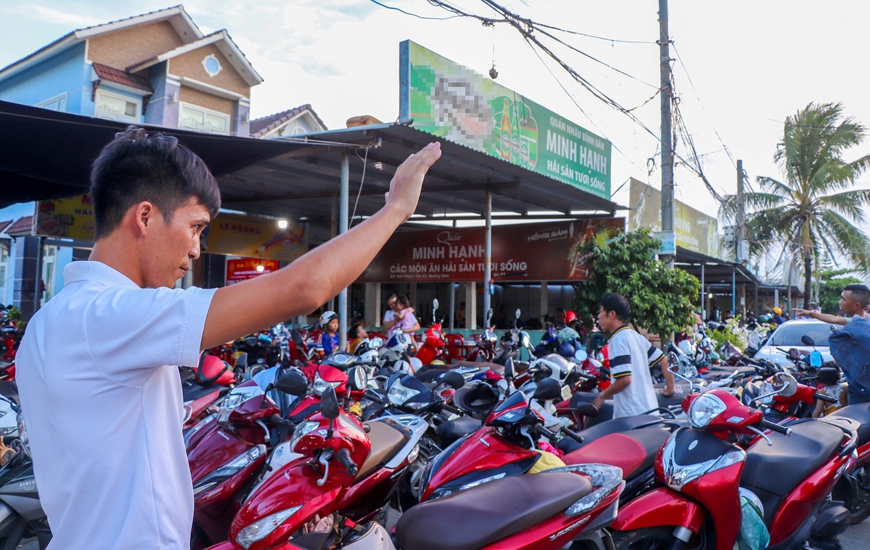 Hang nghin nguoi tam bien giai nhiet giua nang nong gay gat-Hinh-9