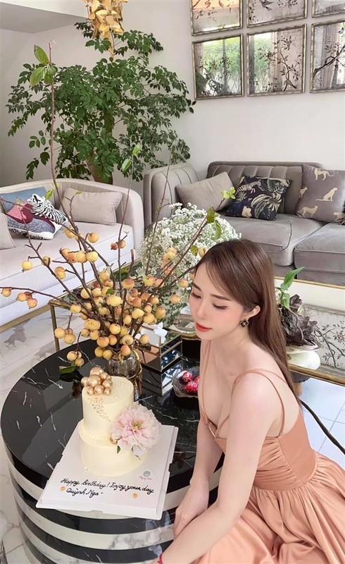 Quynh Nga khoe nguc, Viet Anh om o, netizen nhiet tinh 