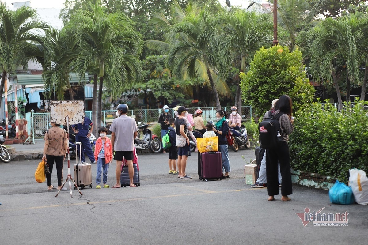 Chuyen tau dau tien vao ga Sai Gon, hang tram khach duoc ve thang nha-Hinh-14