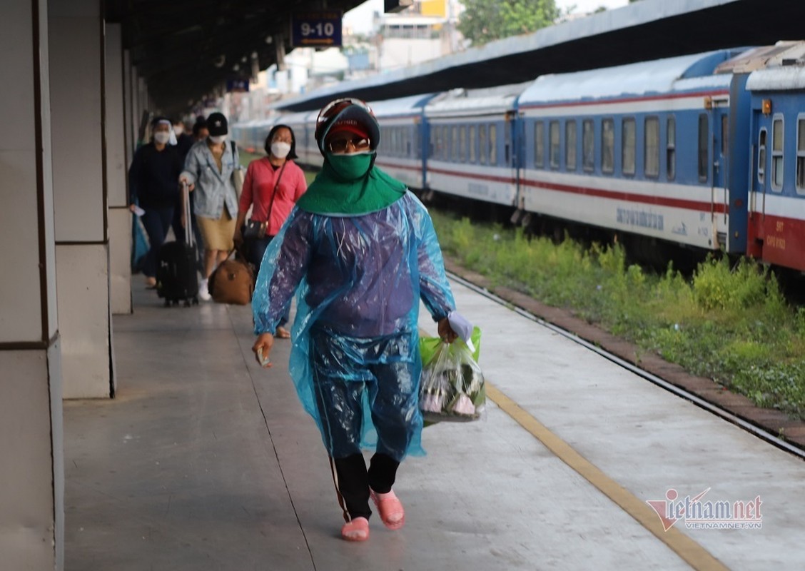 Chuyen tau dau tien vao ga Sai Gon, hang tram khach duoc ve thang nha-Hinh-5