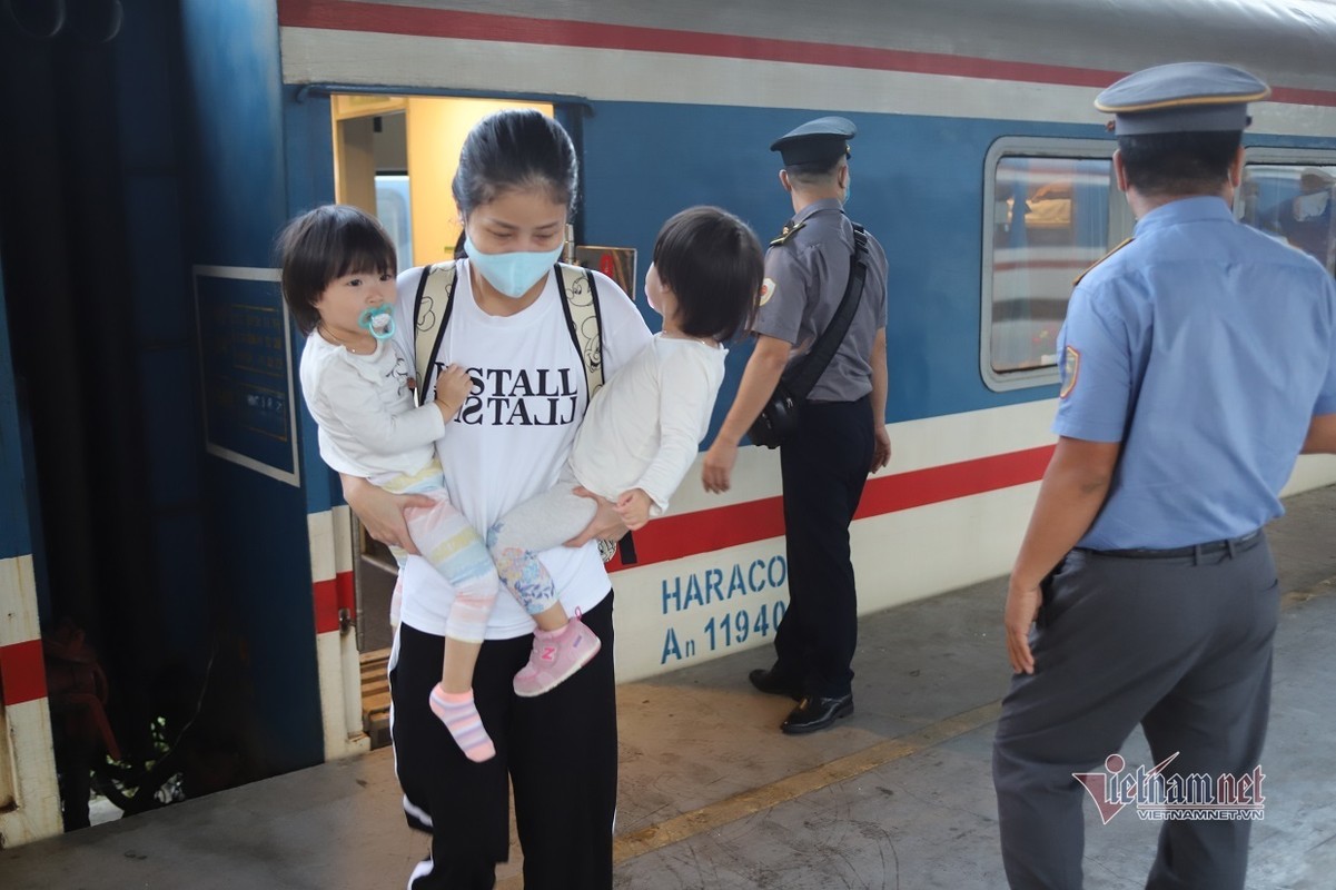 Chuyen tau dau tien vao ga Sai Gon, hang tram khach duoc ve thang nha-Hinh-7