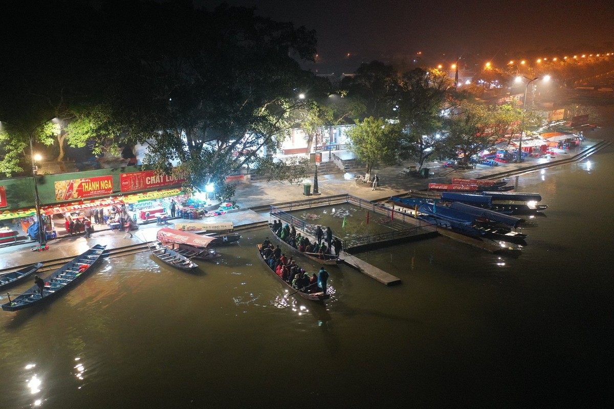 Du khach doi mua di do chua Huong trong dem