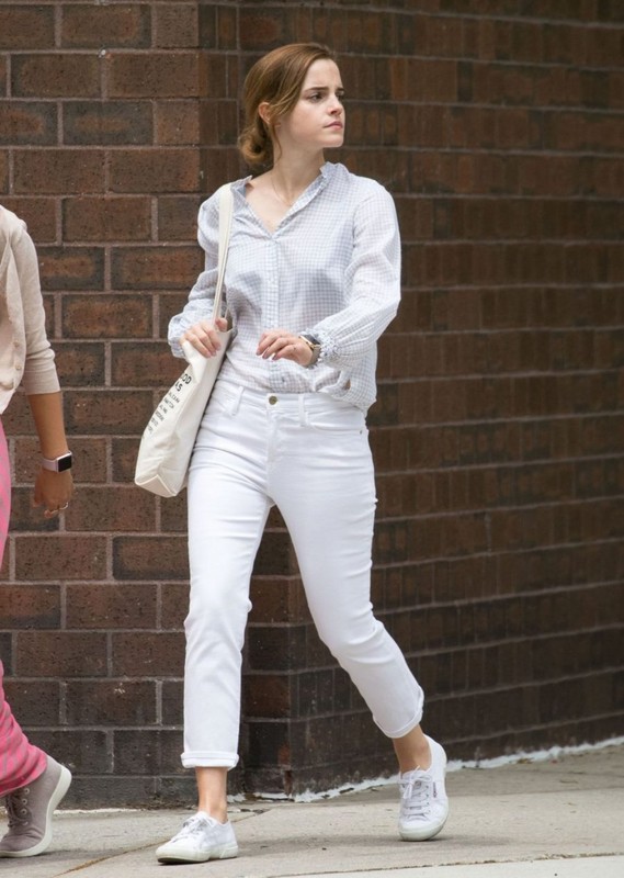 Street style Emma Watson don gian voi toan do trung tinh rat dang hoc hoi