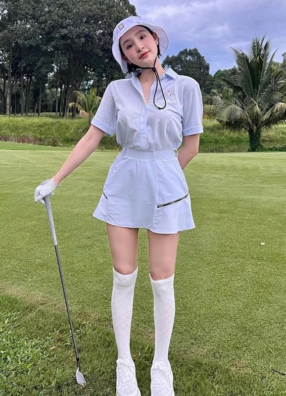 Dau chi Hien Ho, hoi “chi em showbiz” cung nuom nuop len do mua gay san golf-Hinh-3