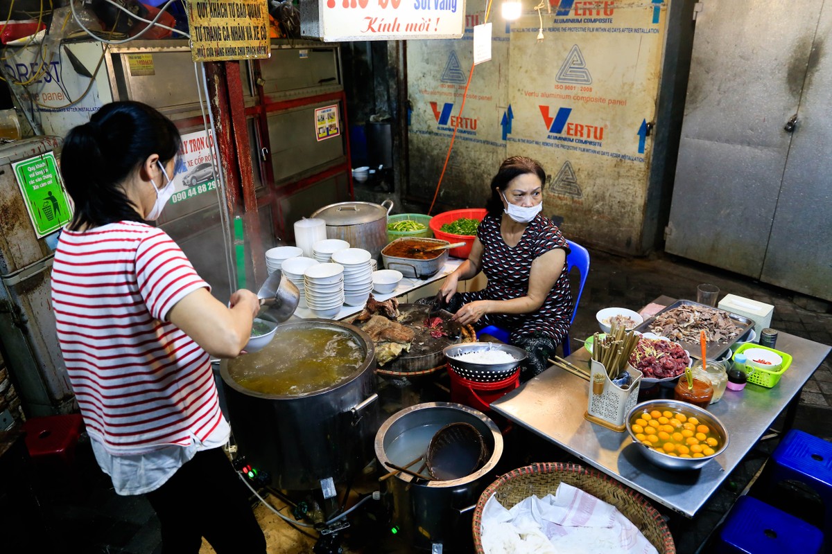 Gioi tre Ha Noi thoai mai di an, ngoi ca phe xuyen dem-Hinh-3