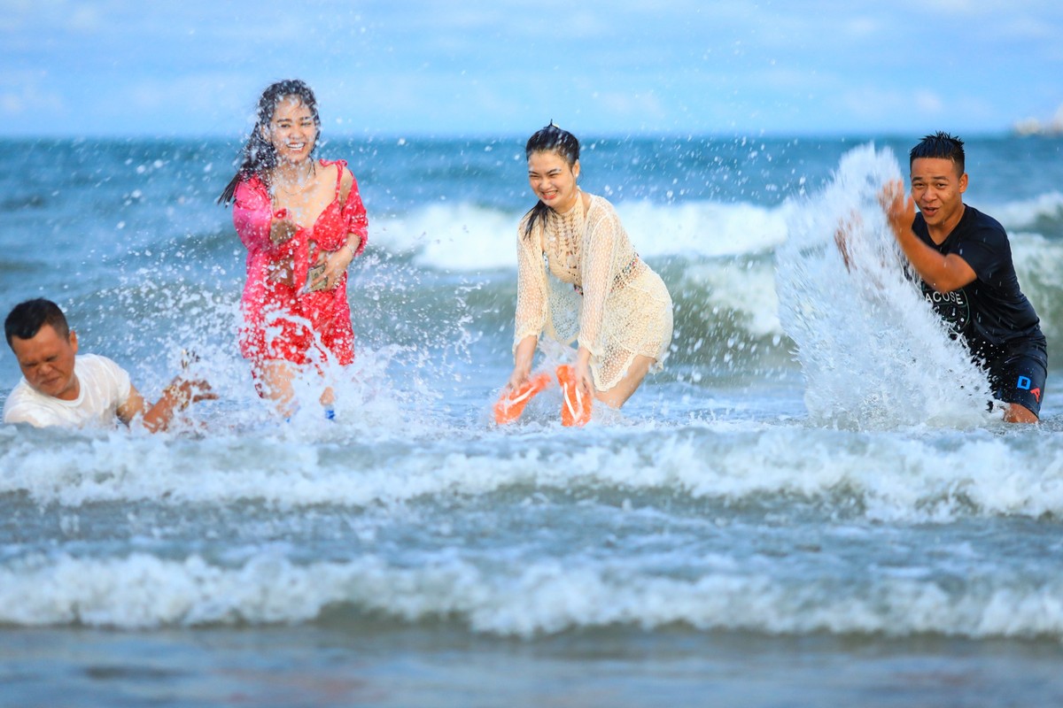 Hang nghin nguoi do ve Vung Tau du anh huong ap thap nhiet doi-Hinh-6