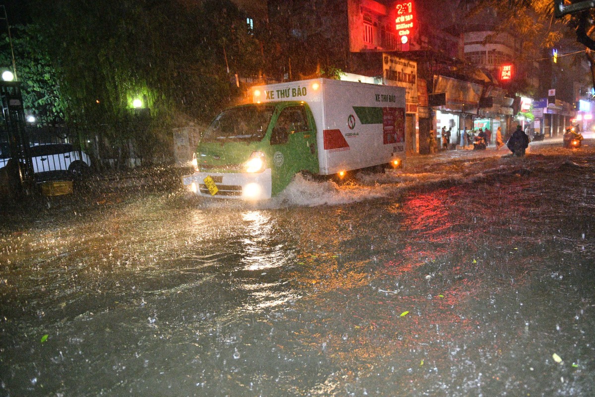 Nhieu tuyen duong Ha Noi ngap nang