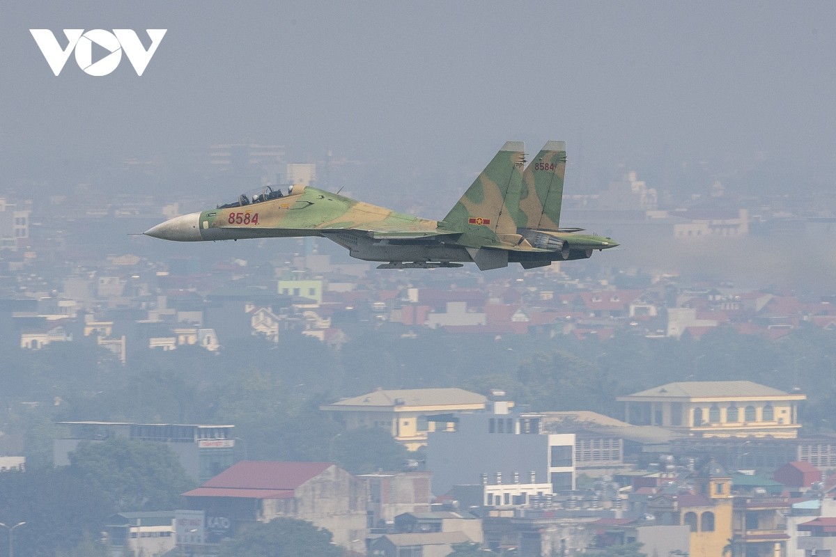 Truc thang Mi mang Quoc ky va chien dau co Su-30 hop luyen tren bau troi Ha Noi-Hinh-8