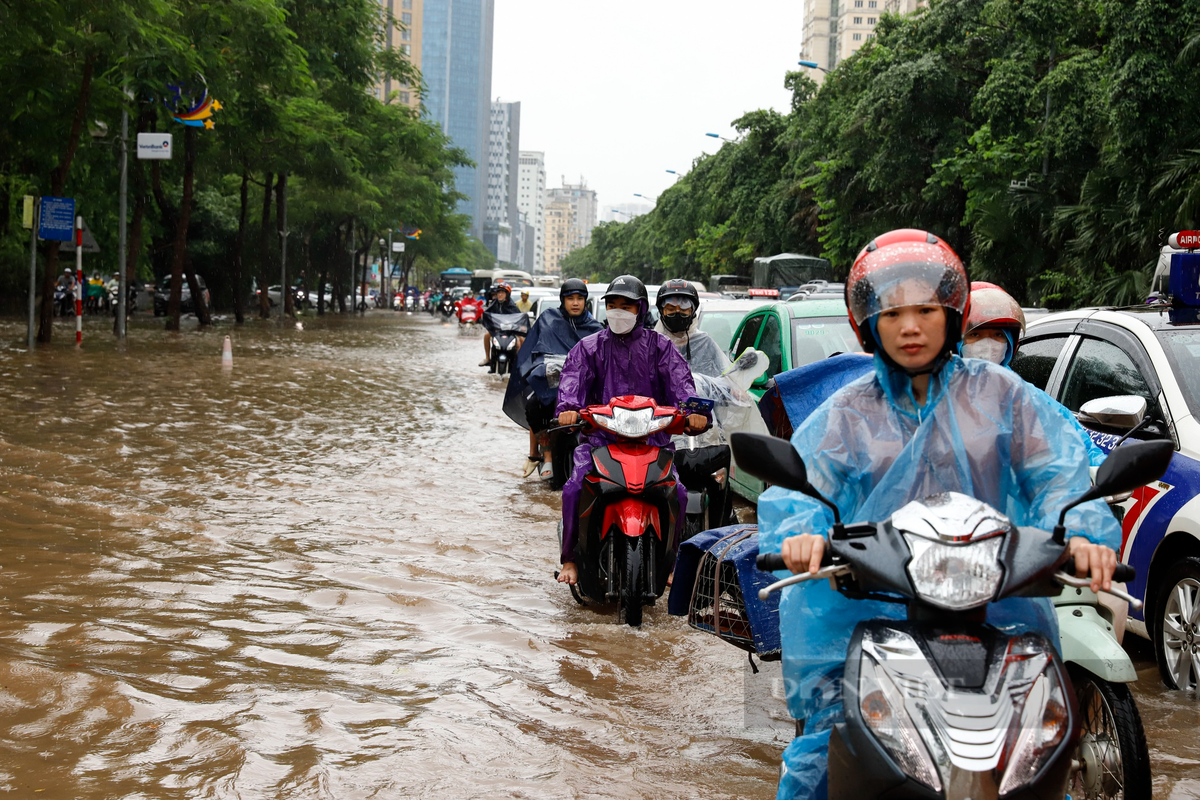 Duong truoc trung tam thuong mai moi mo o Ha Noi ngap sau keo dai-Hinh-3