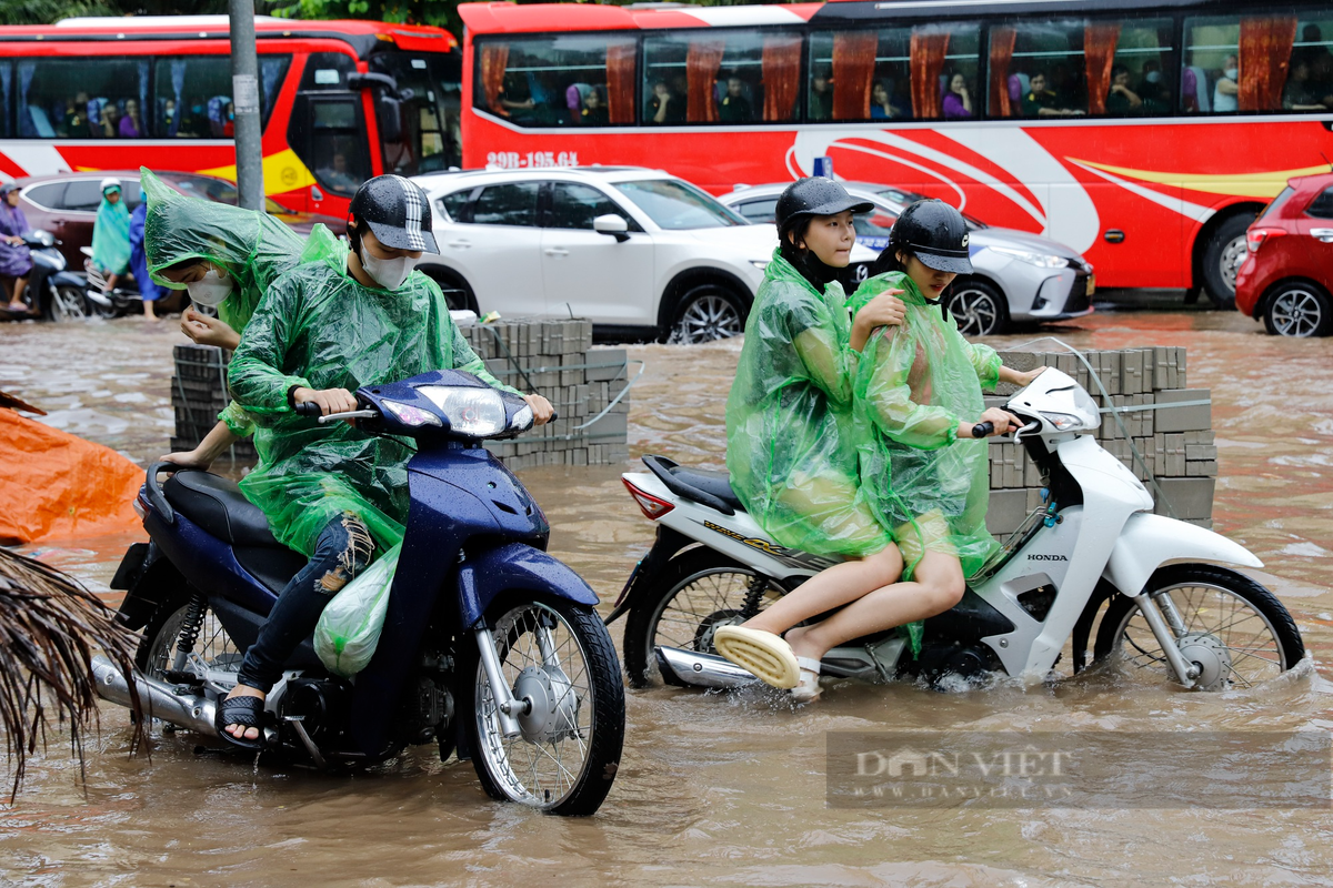 Duong truoc trung tam thuong mai moi mo o Ha Noi ngap sau keo dai-Hinh-6