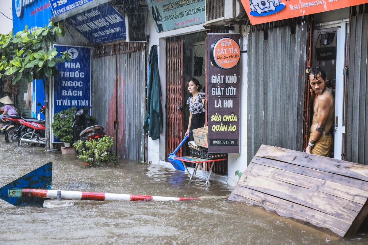 Nhieu duong pho Ha Noi ngap sau sau tran mua lon-Hinh-4