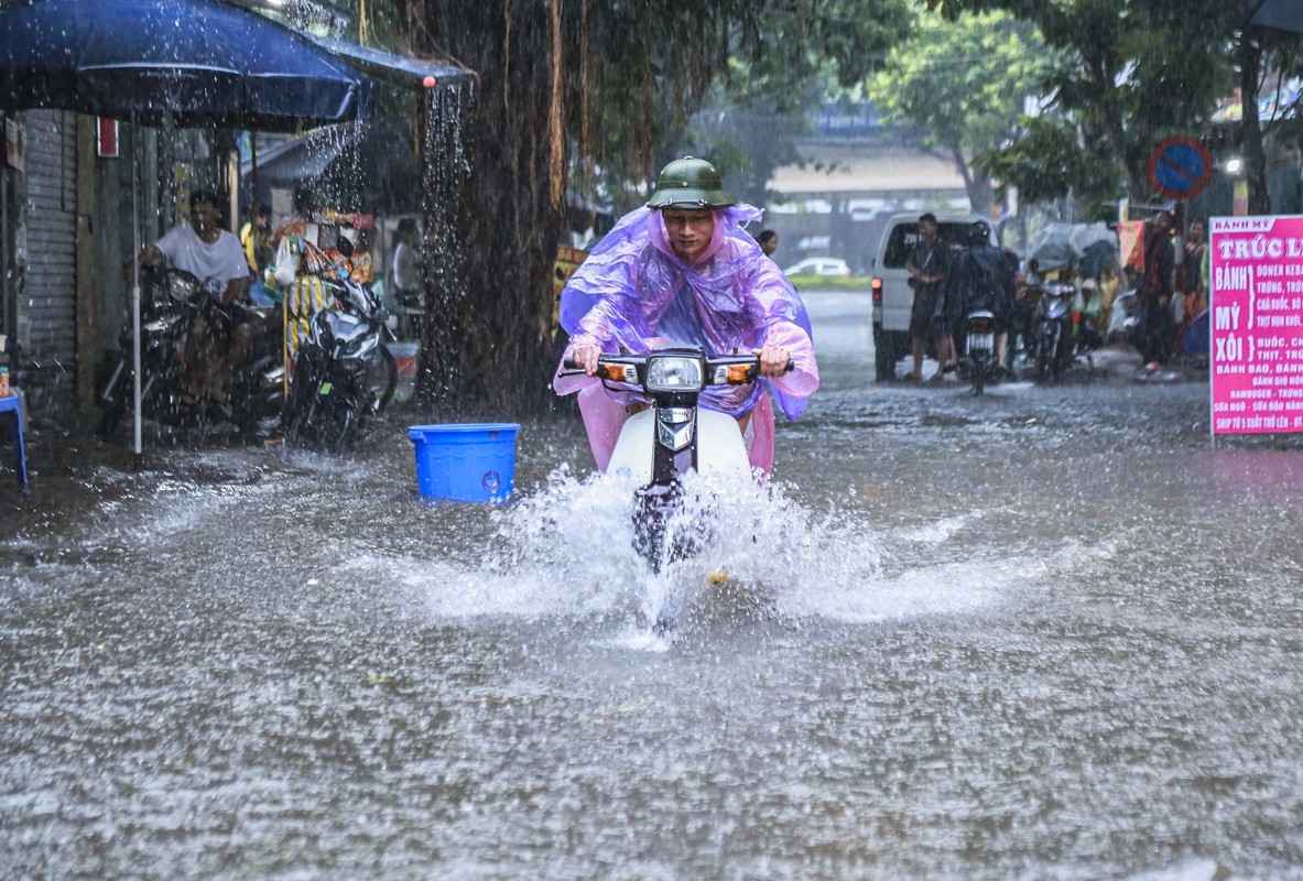 Nhieu duong pho Ha Noi ngap sau sau tran mua lon-Hinh-8