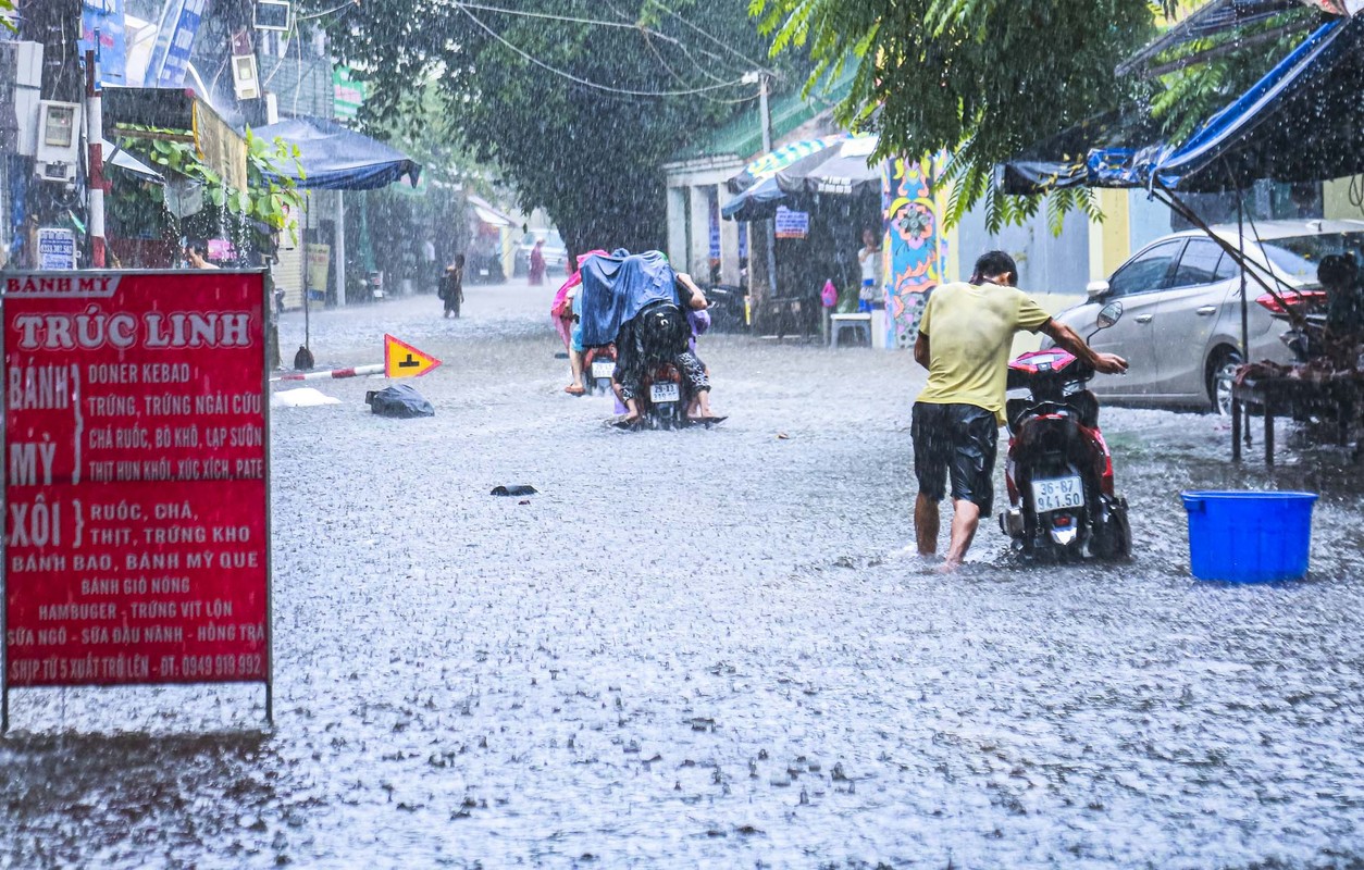 Nhieu duong pho Ha Noi ngap sau sau tran mua lon-Hinh-9