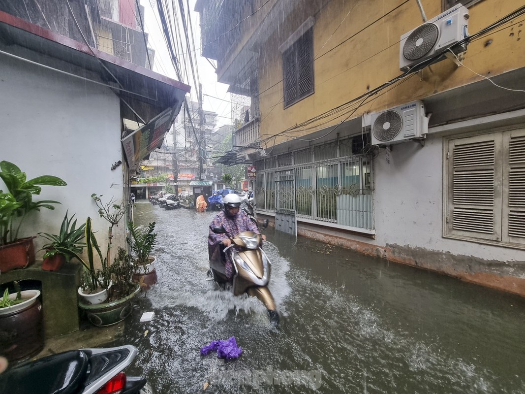 Nhieu tuyen pho Ha Noi ngap sau, nuoc tran vao nha dan-Hinh-6