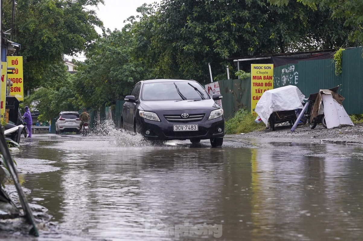 Nhieu tuyen pho Ha Noi ngap sau, nuoc tran vao nha dan-Hinh-9